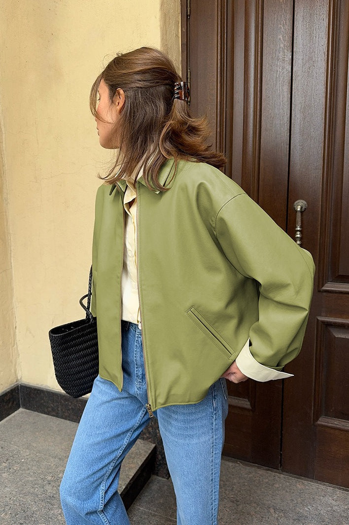 Damen Pilotenjacke in grüner Lederoptik in der Rückansicht