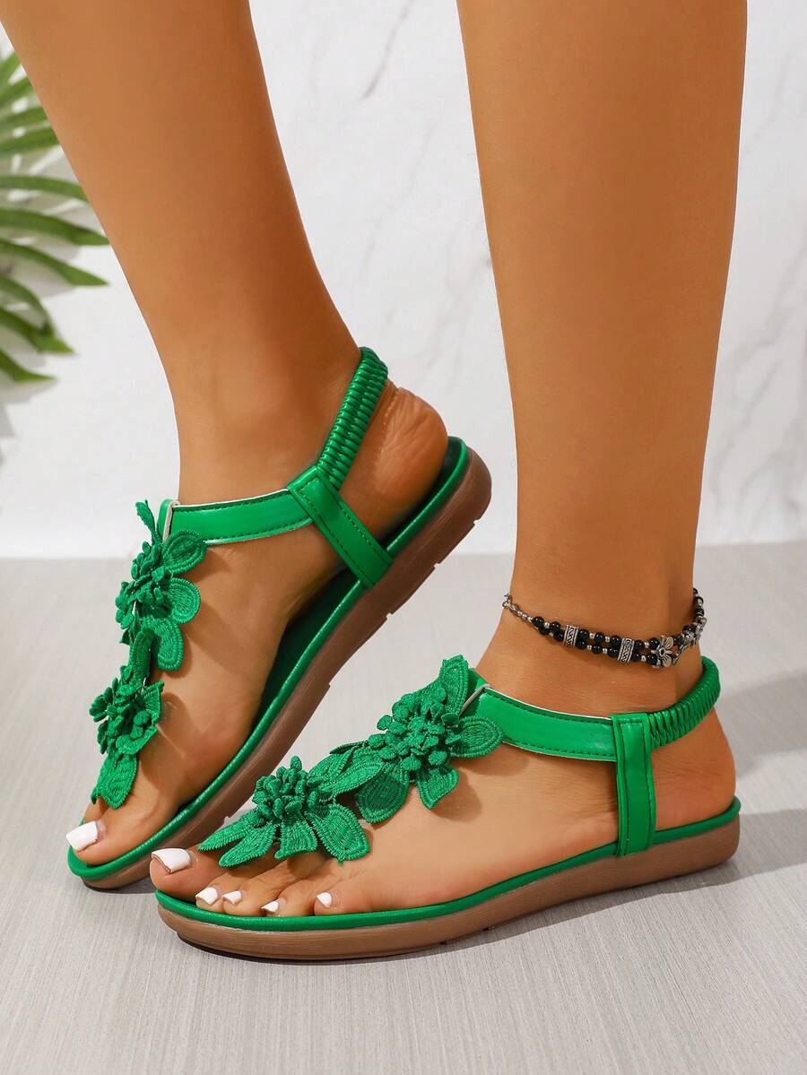 Sommerliche Damen Sandalen mit Fersenriemen in Nahaufnahme