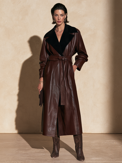 Detailansicht des Kontrastkragens am schokobraunen Damen-Trenchcoat