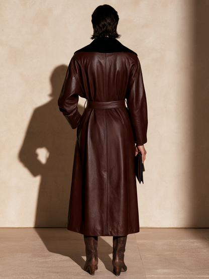 Langer schokobrauner Kunstleder-Trenchcoat mit Bindegürtel für Damen