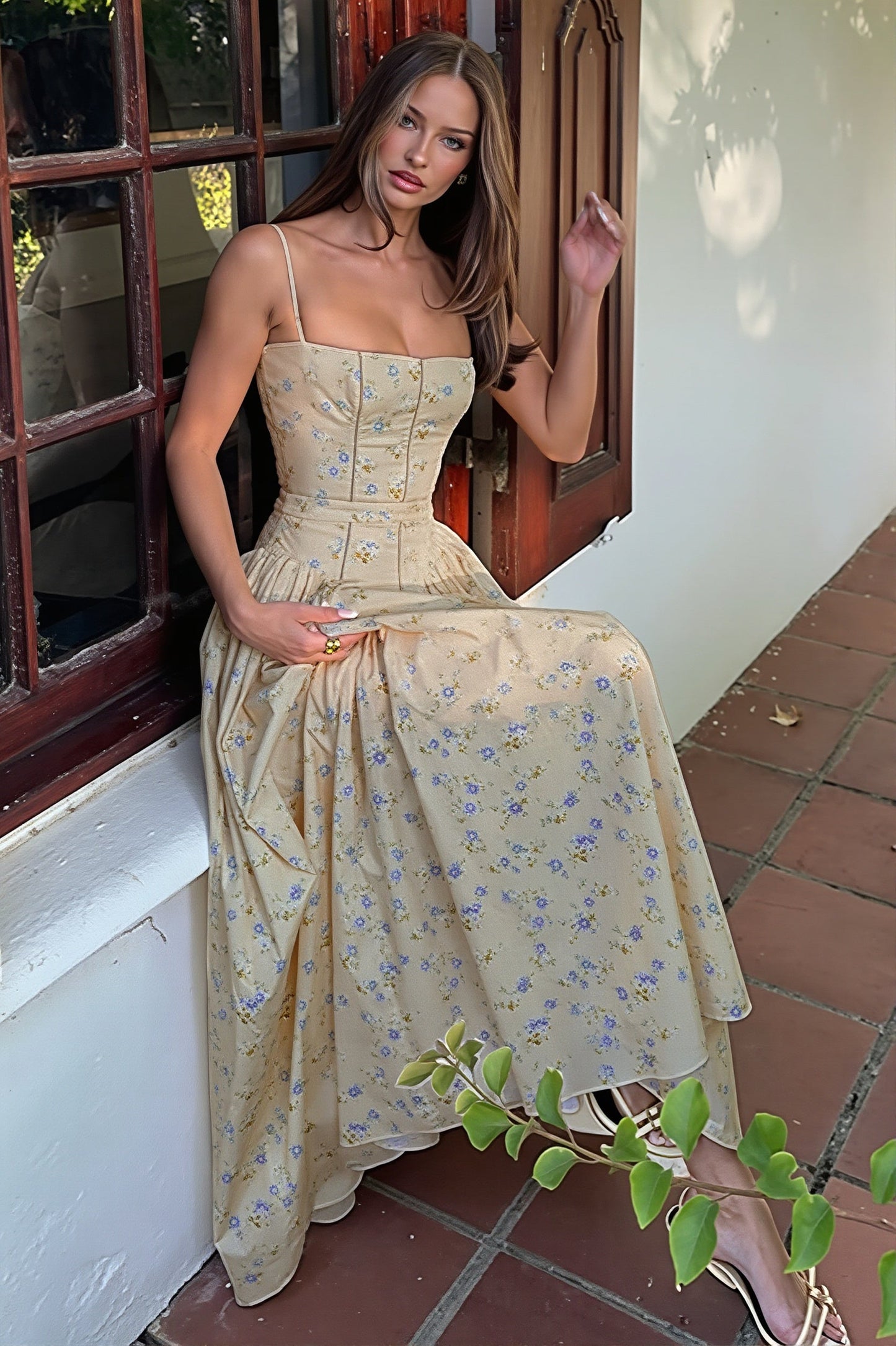 Figurbetontes Damenkleid mit Blumenprint und langer, fließender Silhouette