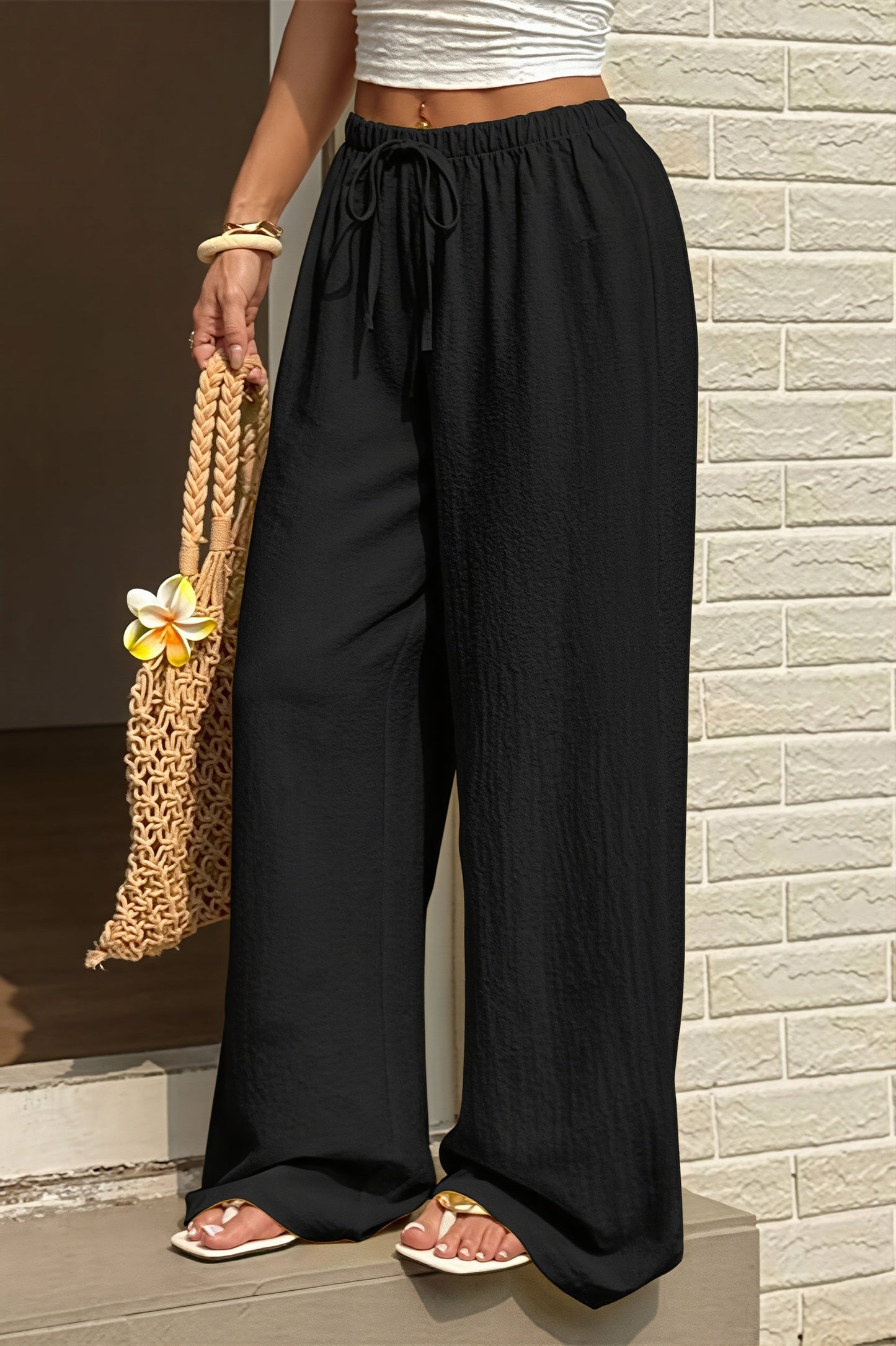 Damen weite Hose mit hoher Taille in Uni am Model getragen