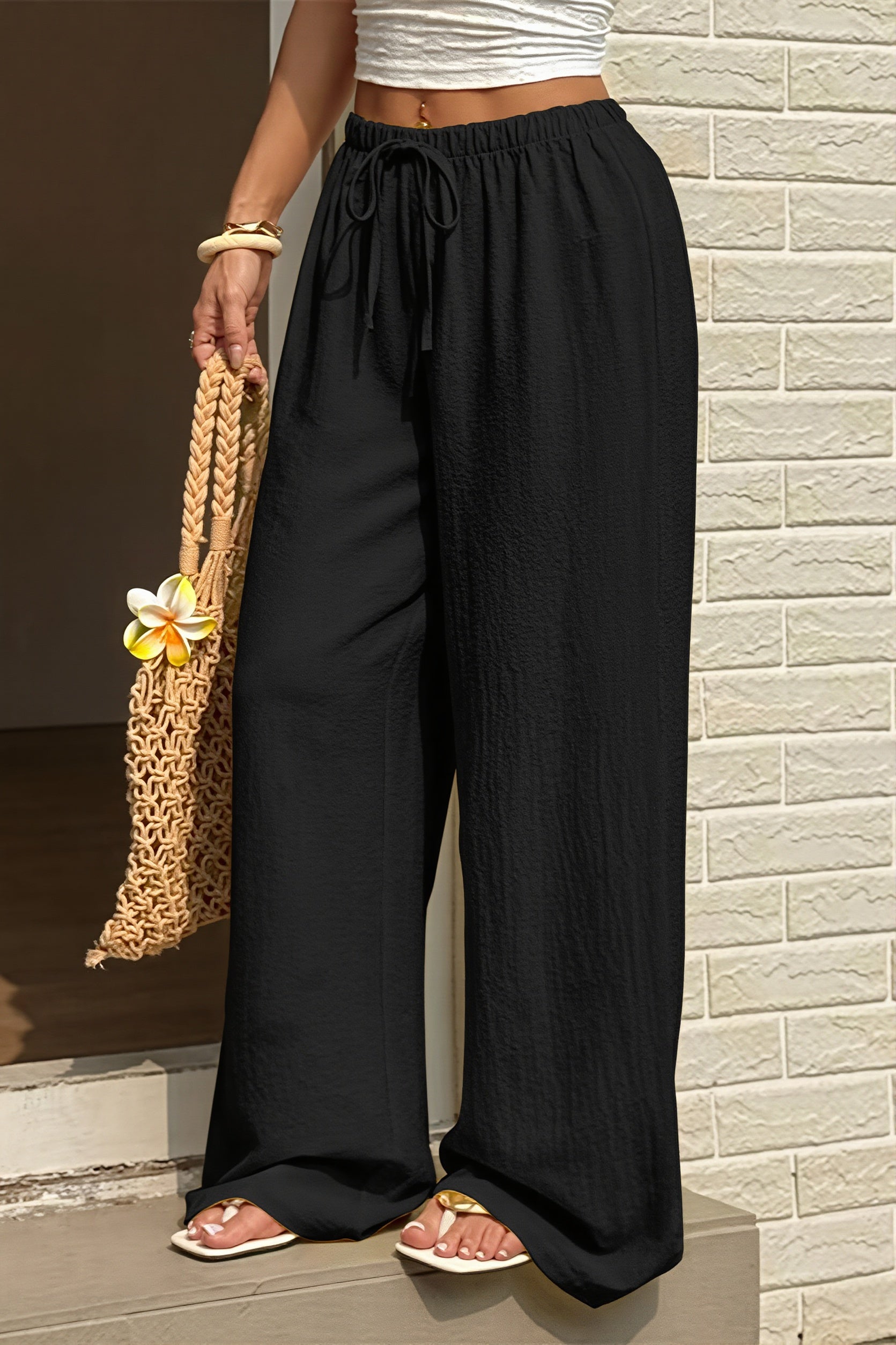 Damen weite Hose mit hoher Taille in Uni am Model getragen