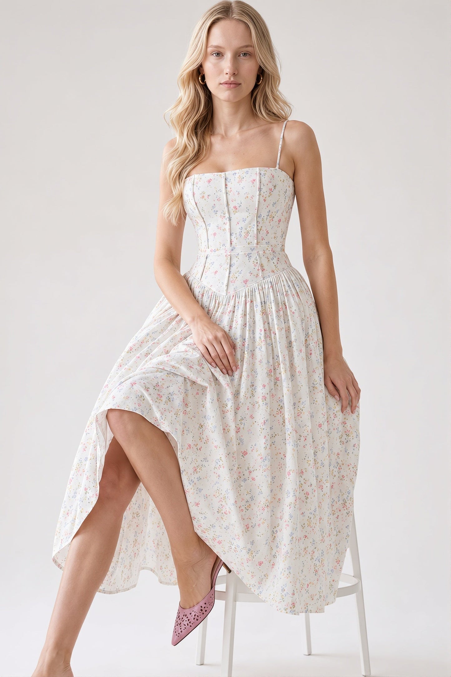 Damen-Maxikleid mit Blumenprint und schmalen Trägern in Vorderansicht