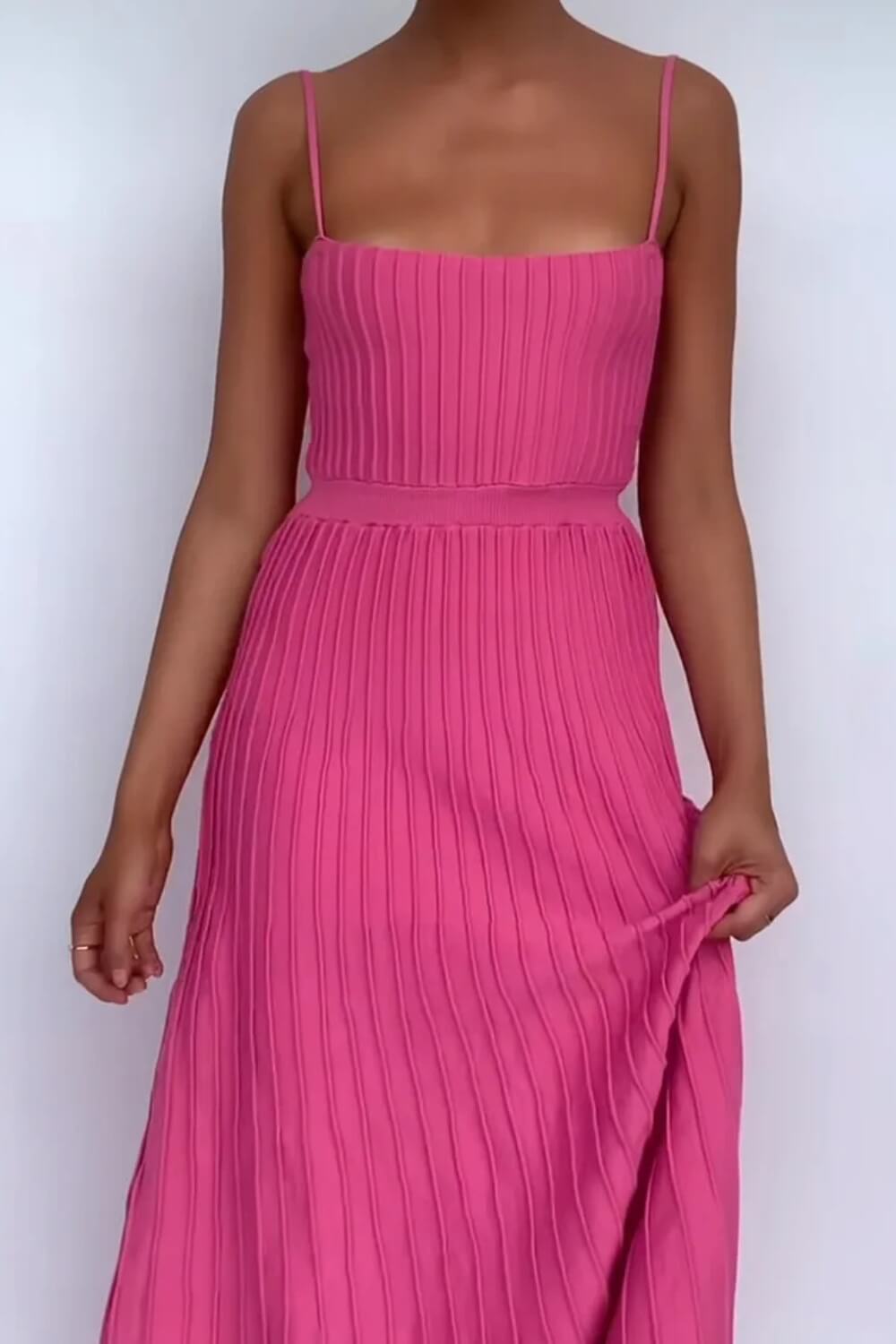 Plissiertes Midikleid aus Strick mit Spaghetti-Trägern
