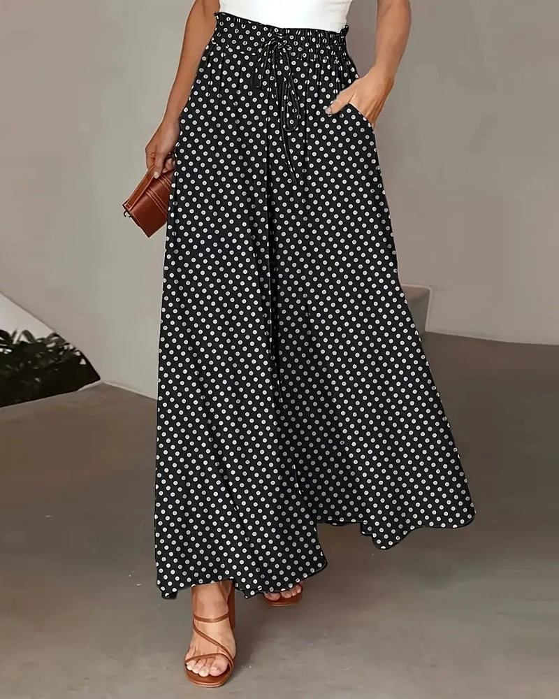 Damen weite Hose mit Polka Dot Print kombiniert im Alltagslook