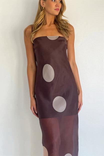 Detailaufnahme des Polka-Dot-Musters auf dem transparenten Maxikleid