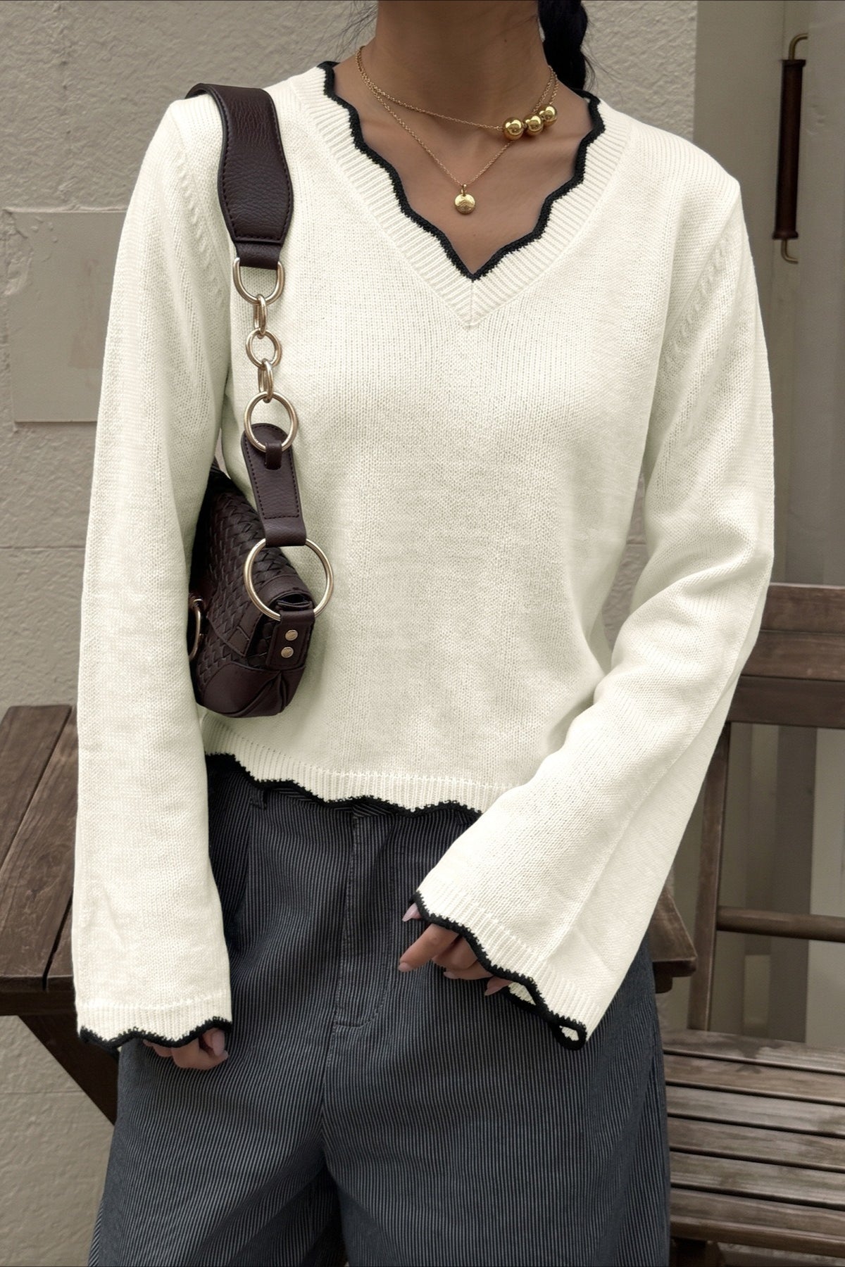 Damenpullover im Cropped-Schnitt mit dekorativer Muschelkante am Ausschnitt