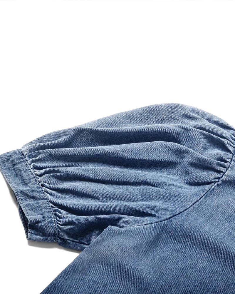 Jeanshemd für Damen in seitlicher Ansicht mit voluminösen Ärmeln