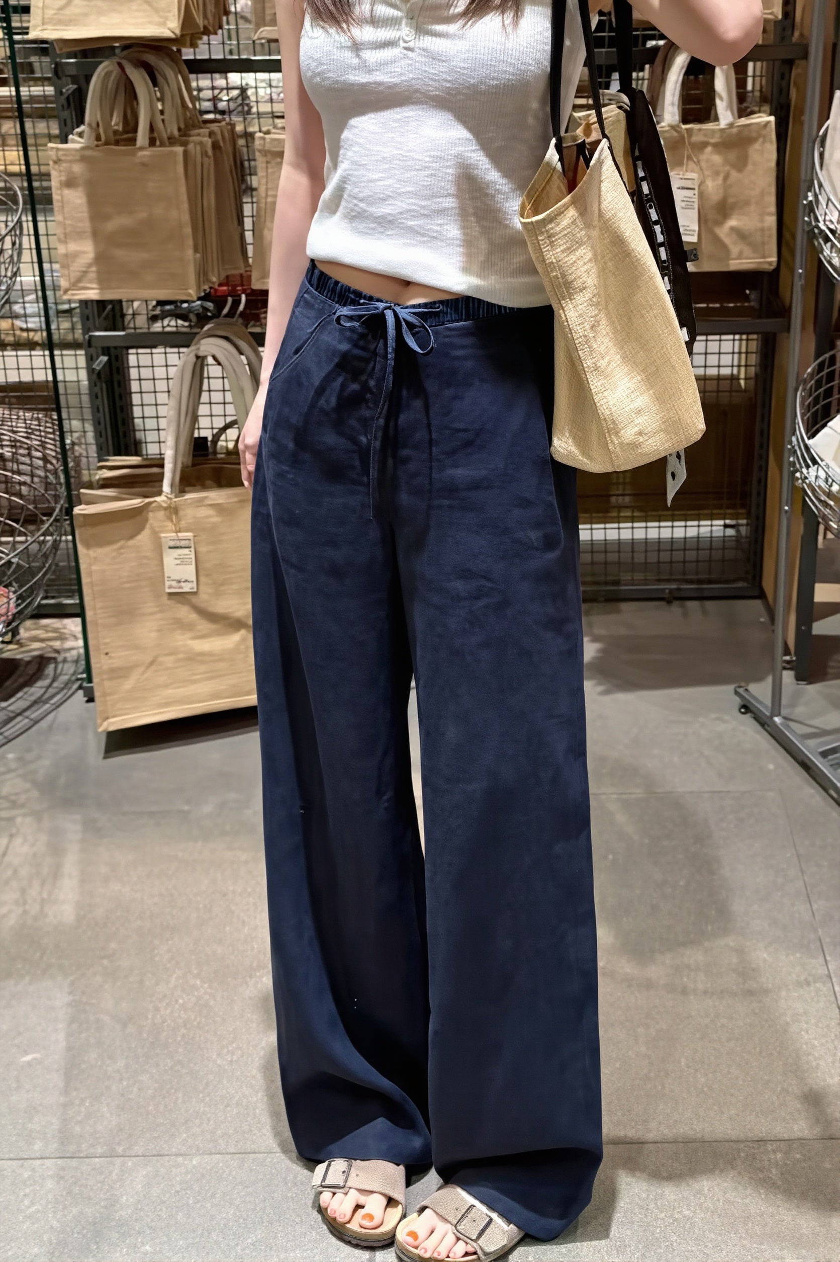 Locker geschnittene Straight-Leg-Damenhose mit hoher Taille in Seitenansicht