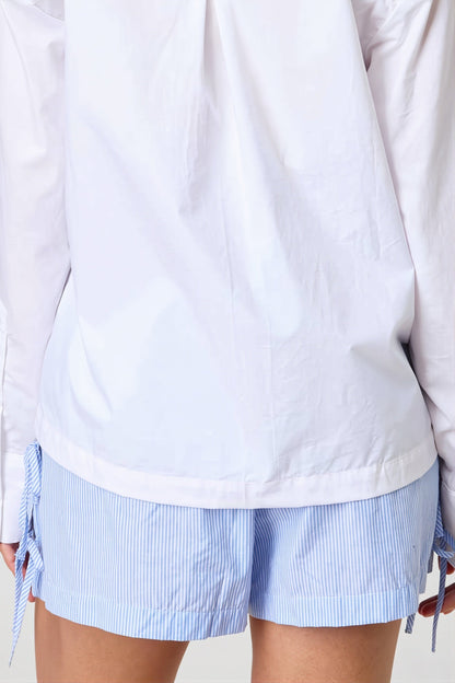 Damen High-Waist-Shorts mit Streifenprint und Bindeband seitlich fotografiert