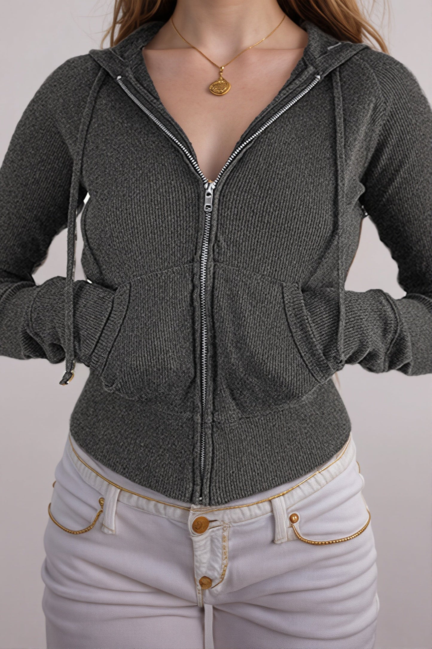 Geripptes figurbetontes Crop Top für Damen mit Kapuze in Nahaufnahme