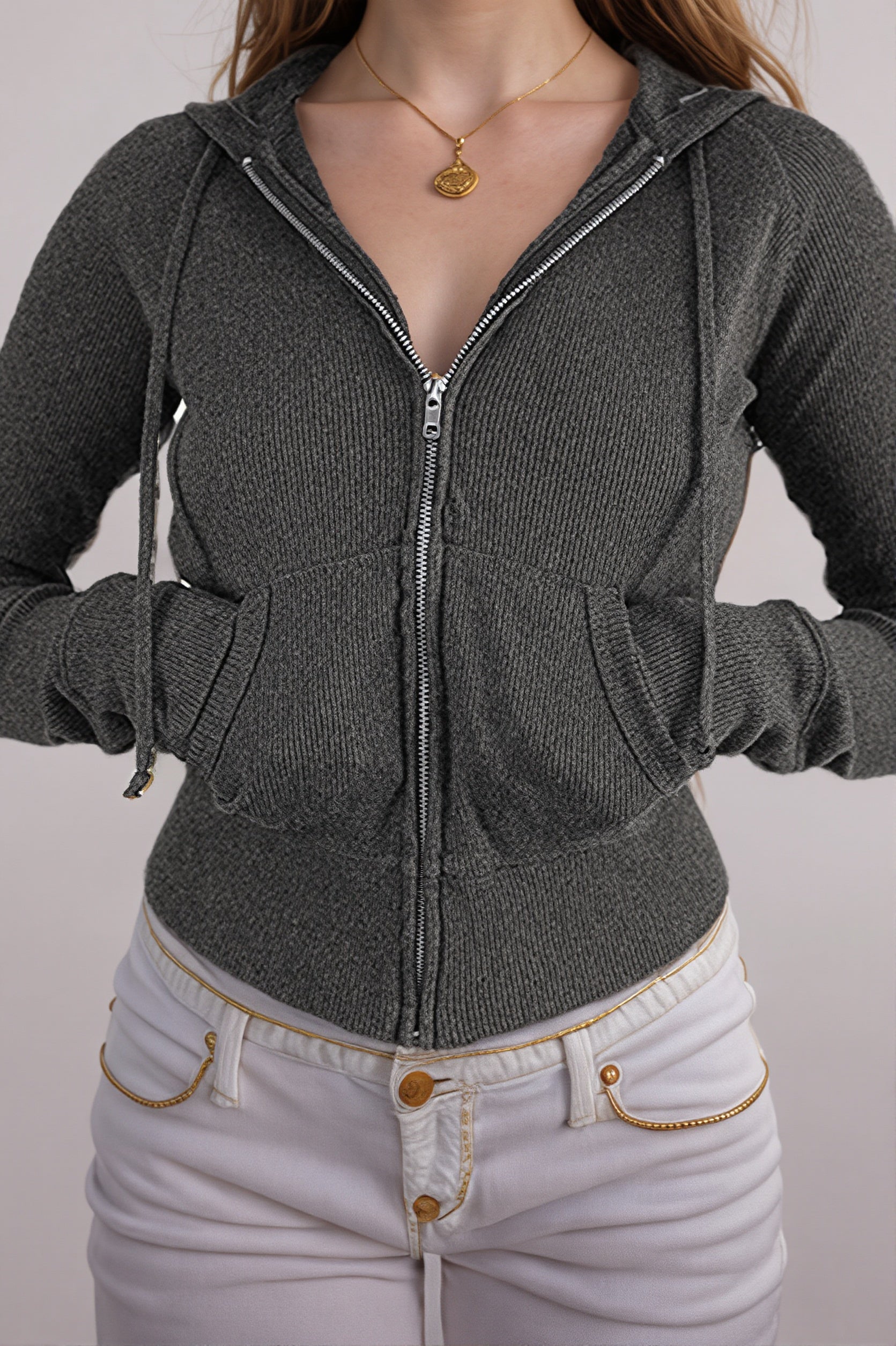 Geripptes figurbetontes Crop Top für Damen mit Kapuze in Nahaufnahme
