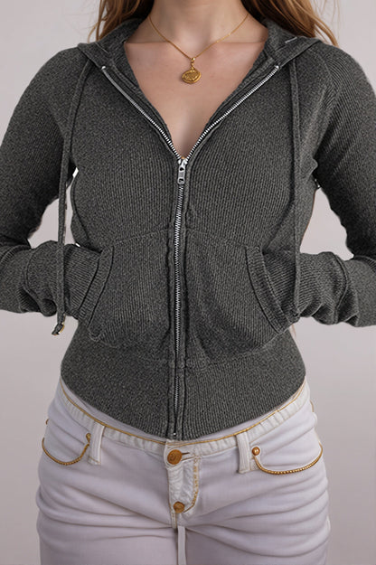 Geripptes figurbetontes Crop Top für Damen mit Kapuze in Nahaufnahme