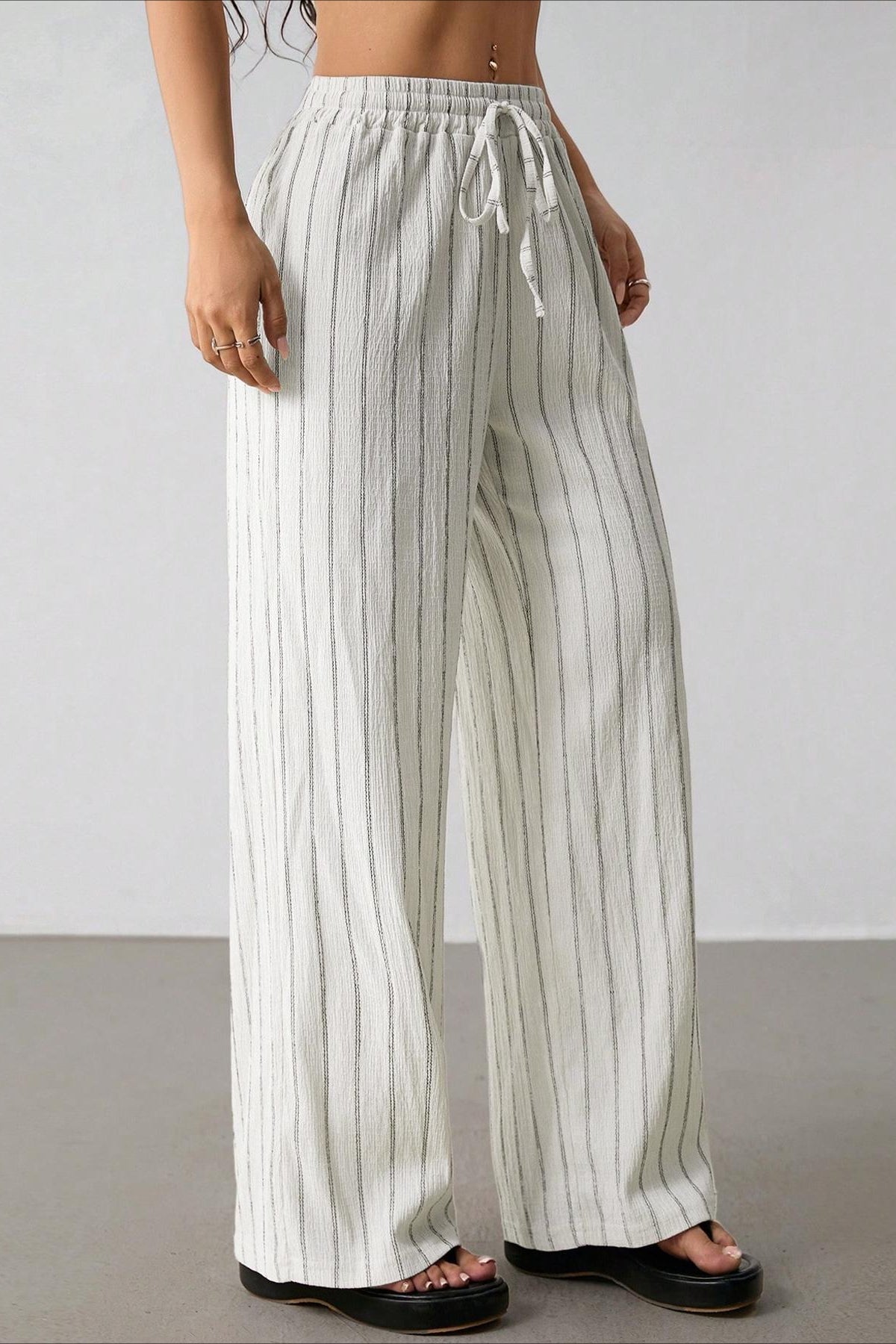 Damen weite Hose mit Streifen und Colorblock in Vorderansicht