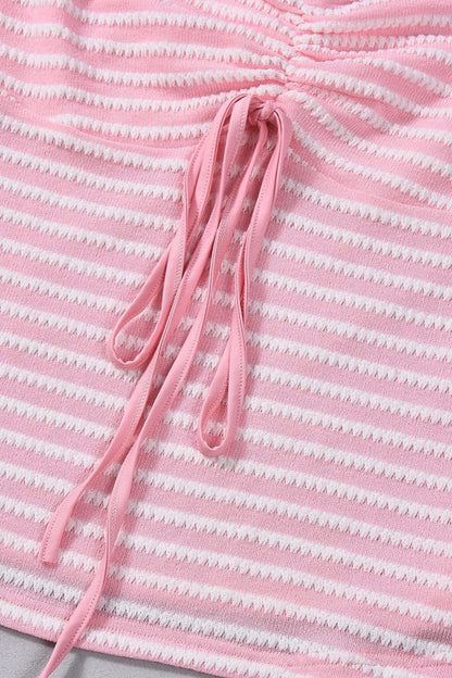 Gestreiftes rückenfreies Damen-Top kombiniert zu einem sommerlichen Outfit