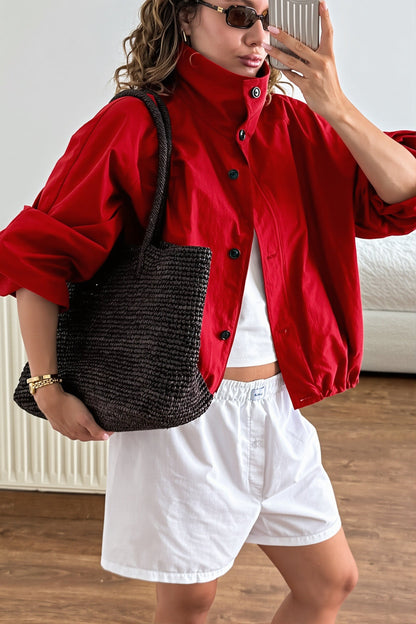 Seitenansicht der leichten Jacke mit Stehkragen