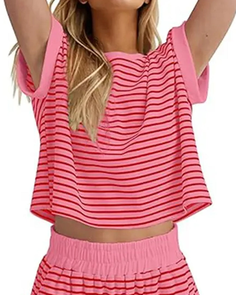 Gestreiftes Kurzarm-Shirt mit Shorts als Damen Zweiteiler für den Sommer
