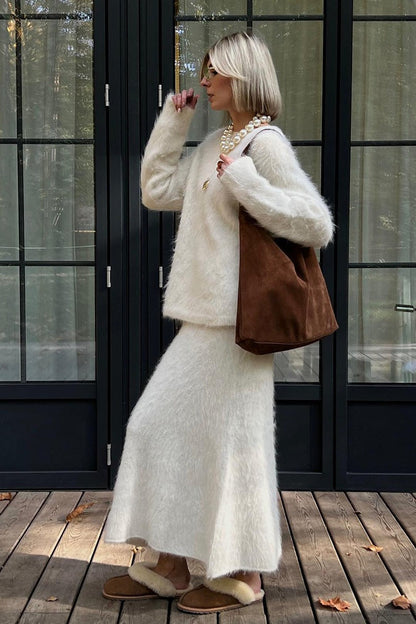 Elegantes Strickset für Damen mit passendem Pullover und Midirock