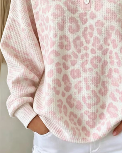 Seitliche Ansicht des Leopard-Sweatshirts mit langen Ärmeln
