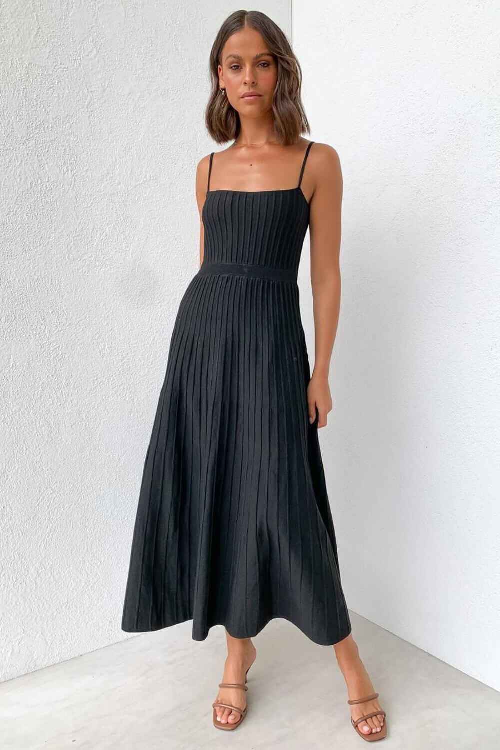 Plissiertes Midikleid aus Strick mit Spaghetti-Trägern
