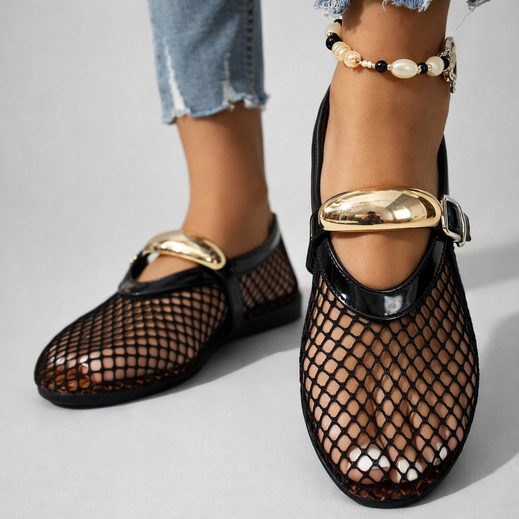 Rückansicht der Damen Mary Jane Schuhe mit flacher Sohle und luftigem Design