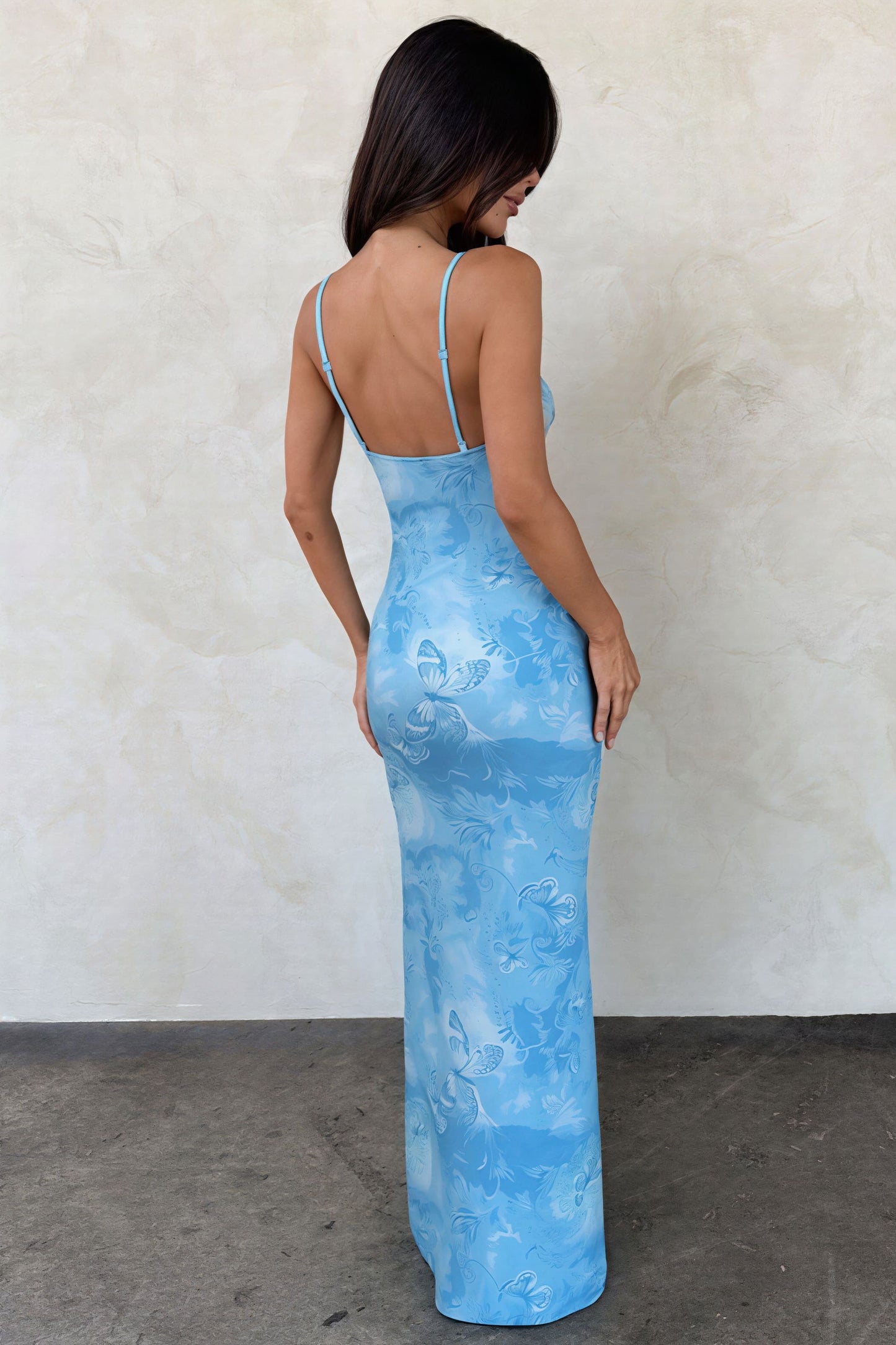 Detailansicht des Schmetterlingsprints und V-Ausschnitts am Maxikleid
