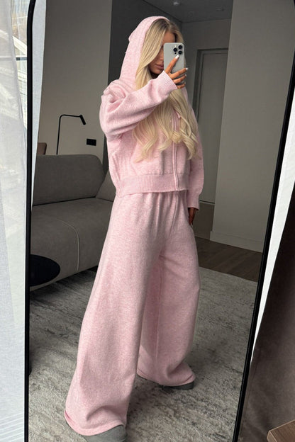 Weite Hose aus Strick passend zum zweiteiligen Damen-Outfit