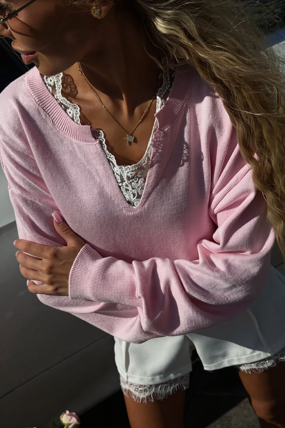 Spitzensaum am unteren Rand des Damenpullovers