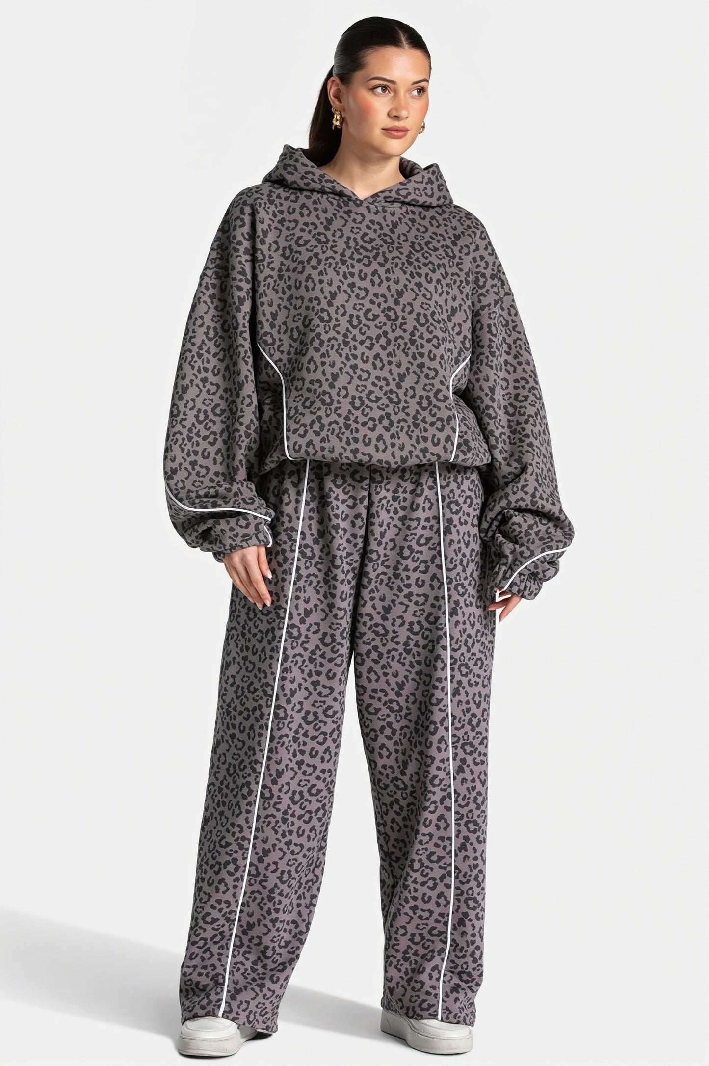 Lockerer Damen-Zweiteiler mit Leopardenprint von vorn