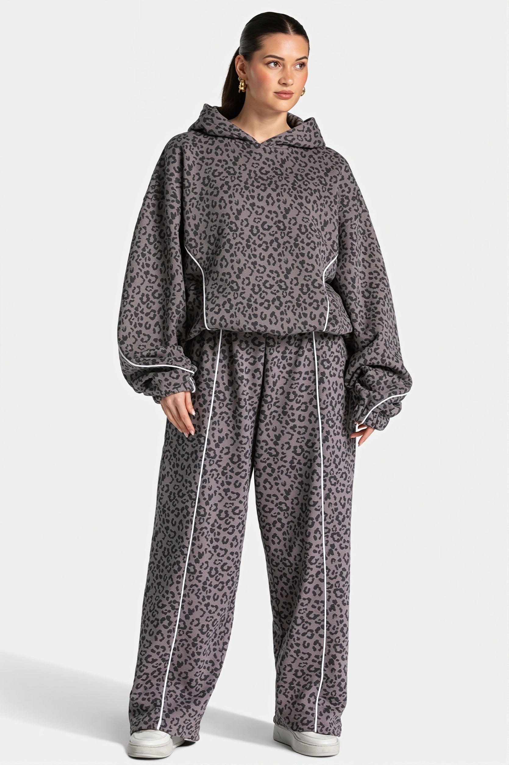 Lockerer Damen-Zweiteiler mit Leopardenprint von vorn