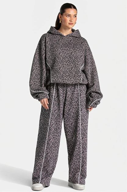 Lockerer Damen-Zweiteiler mit Leopardenprint von vorn