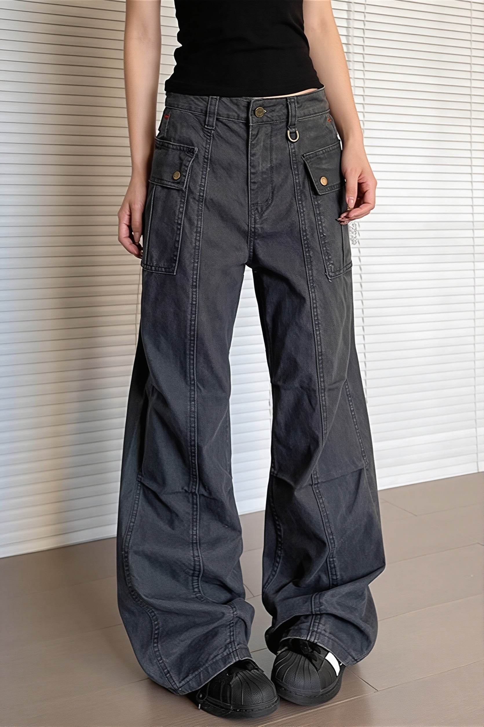 Damen Cargohose mit Waschung am Model in Seitenansicht