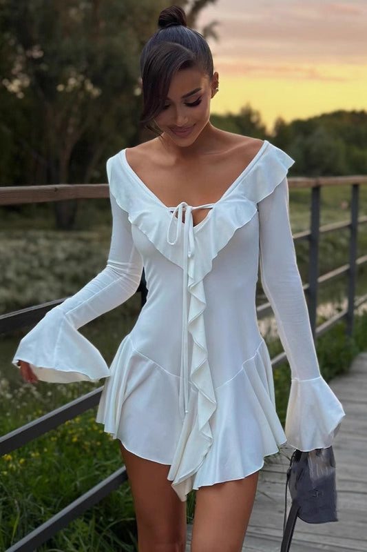 Damen Minikleid mit Volants und V-Ausschnitt in Vorderansicht
