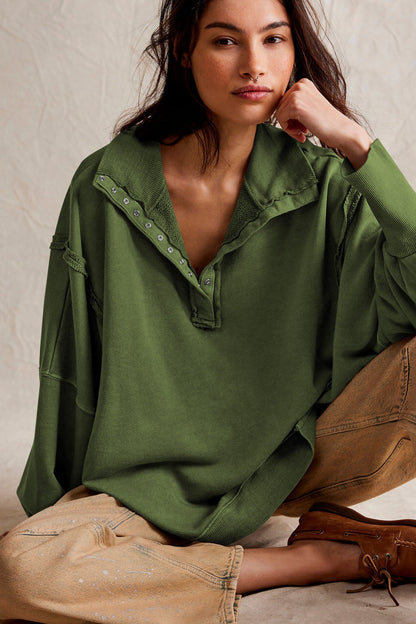 Damen Sweatshirt mit Schlitzkragen in cleanem Studio-Setting