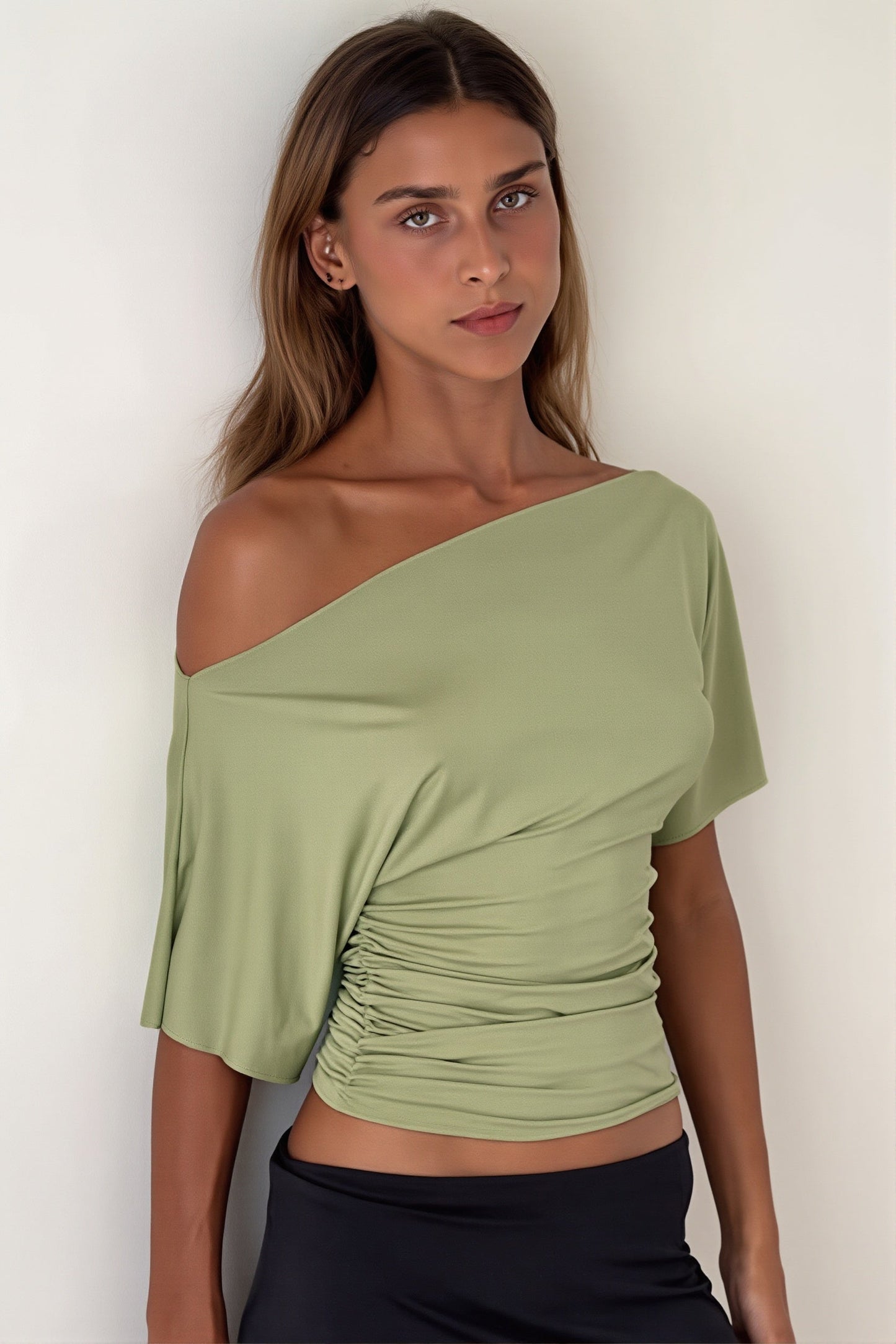 Detail der Raffung am Slim-Fit-Damen T-Shirt