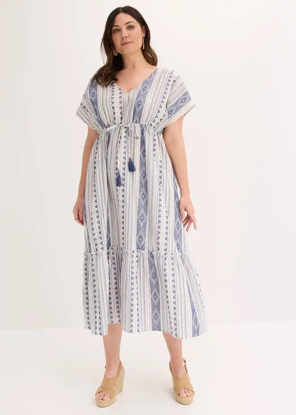 Sommerliches Damenkleid in Maxi-Länge mit dekorativem Taillenband