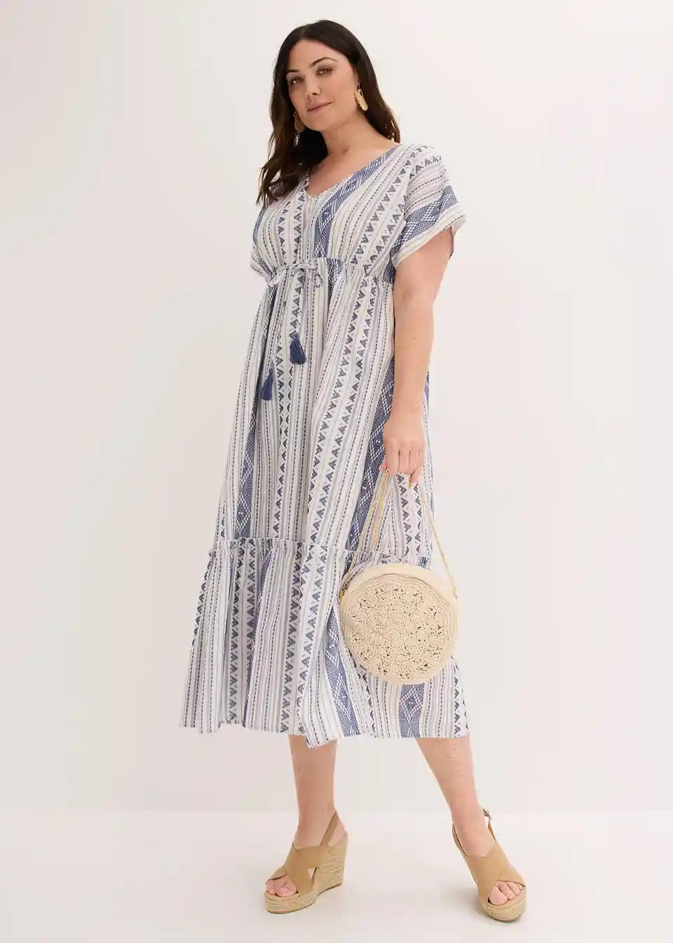 Langes Damenkleid mit luftigem Schnitt und Ethno-Design