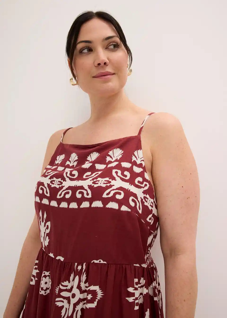 Rückansicht des Damen Maxikleids mit Ethno-Muster und Boho-Stil