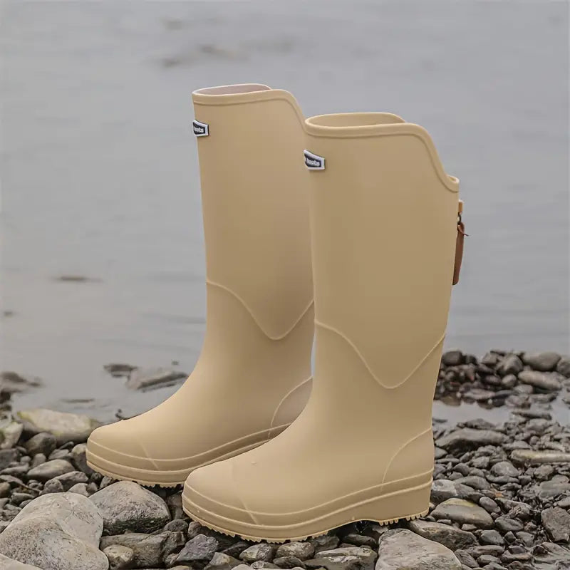 Damen trägt Gummistiefel bei einem Spaziergang im Regen