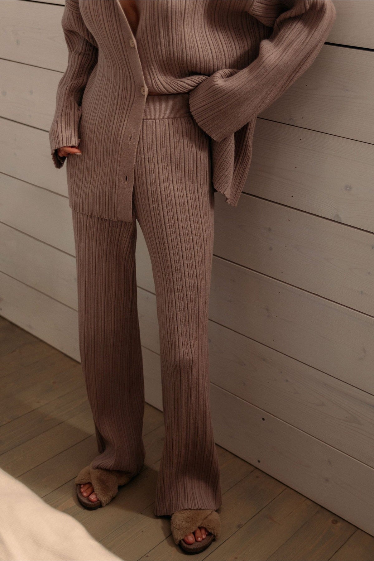 Damen-Outfit aus Strickjacke und weiter Hose in Gesamtansicht