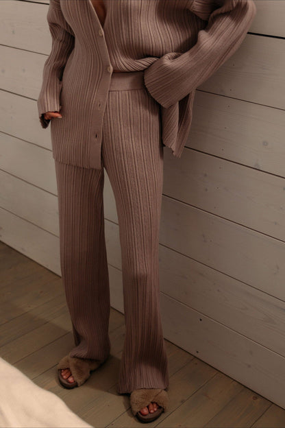 Damen-Outfit aus Strickjacke und weiter Hose in Gesamtansicht