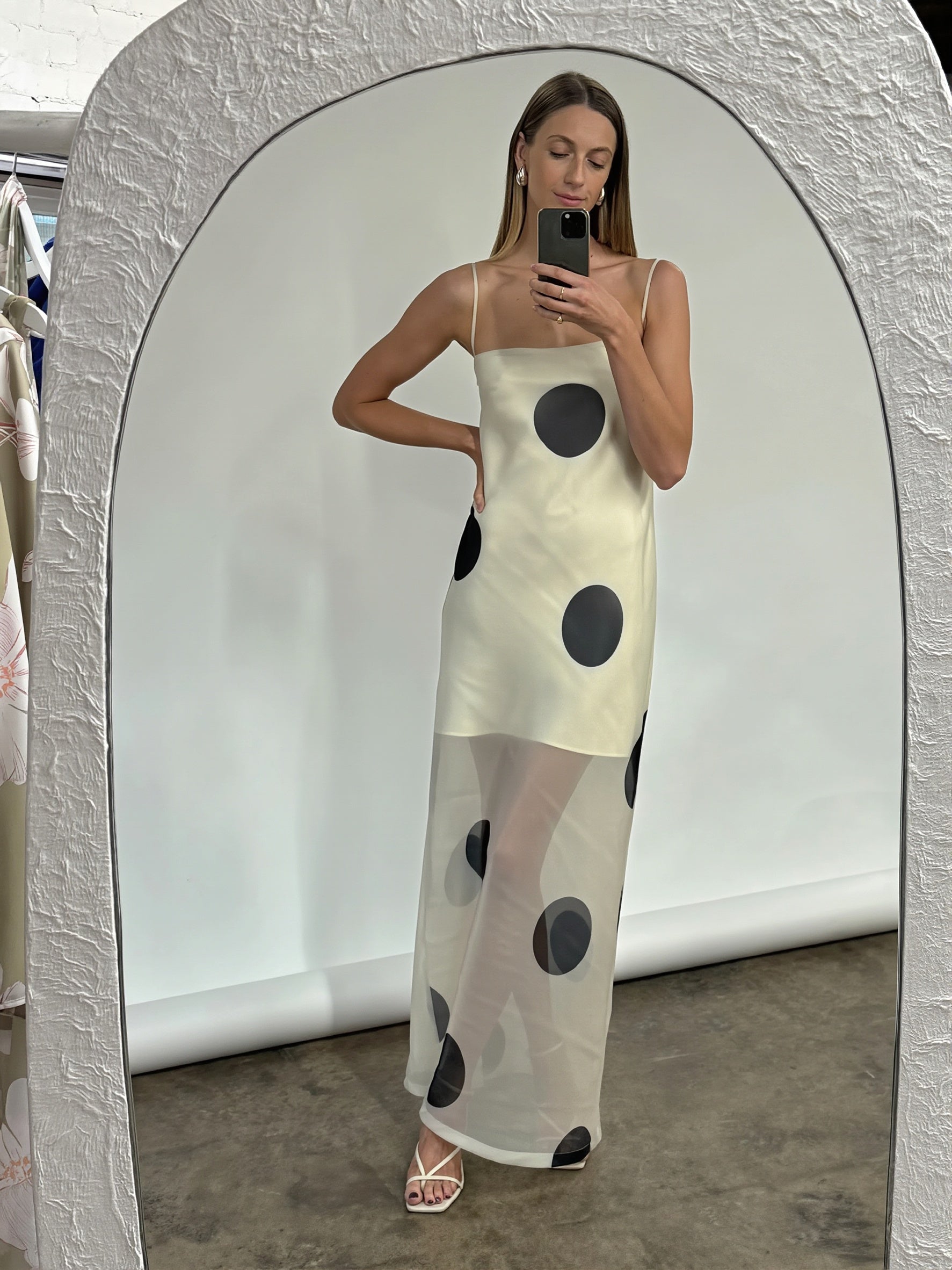 Festliches Damenkleid in Maxilänge mit Polka-Dot-Muster