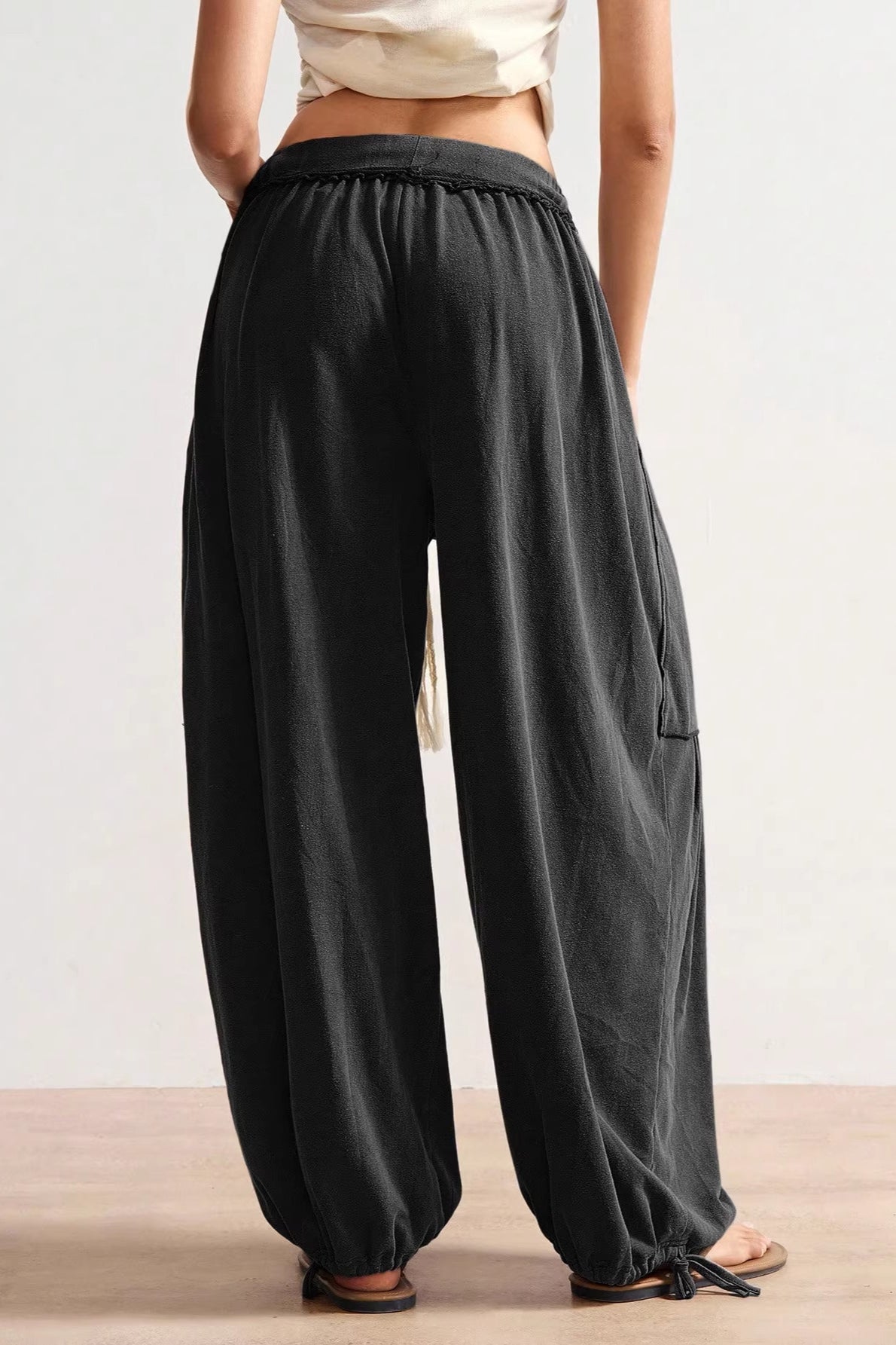 Retro Damenhose mit weitem Bein und Taillenband in frontaler Ansicht