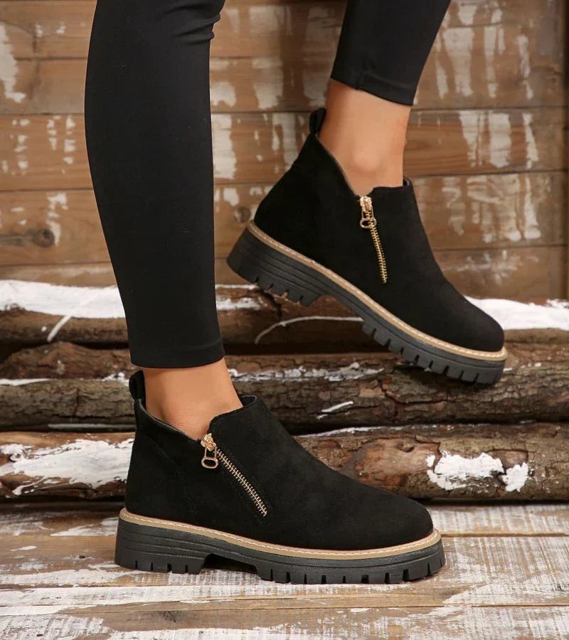 Ansicht der bequemen Form und des stabilen Absatzes der Stiefeletten