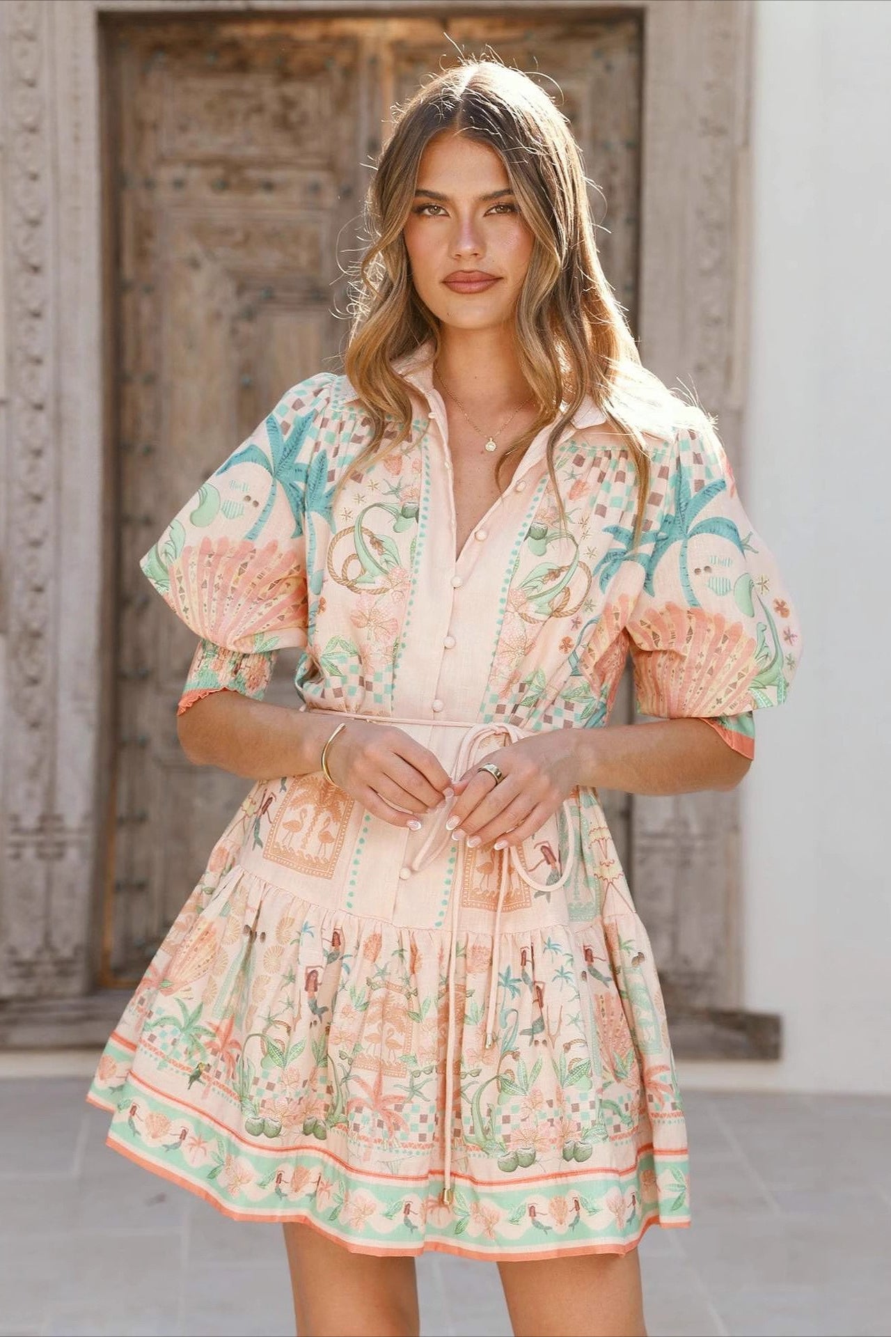 Damen-Minikleid mit Blumenprint und Bindedetail in Rückansicht