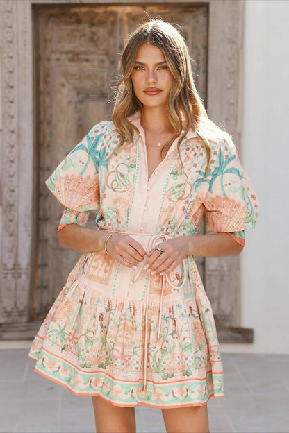 Damen-Minikleid mit Blumenprint und Bindedetail in Rückansicht