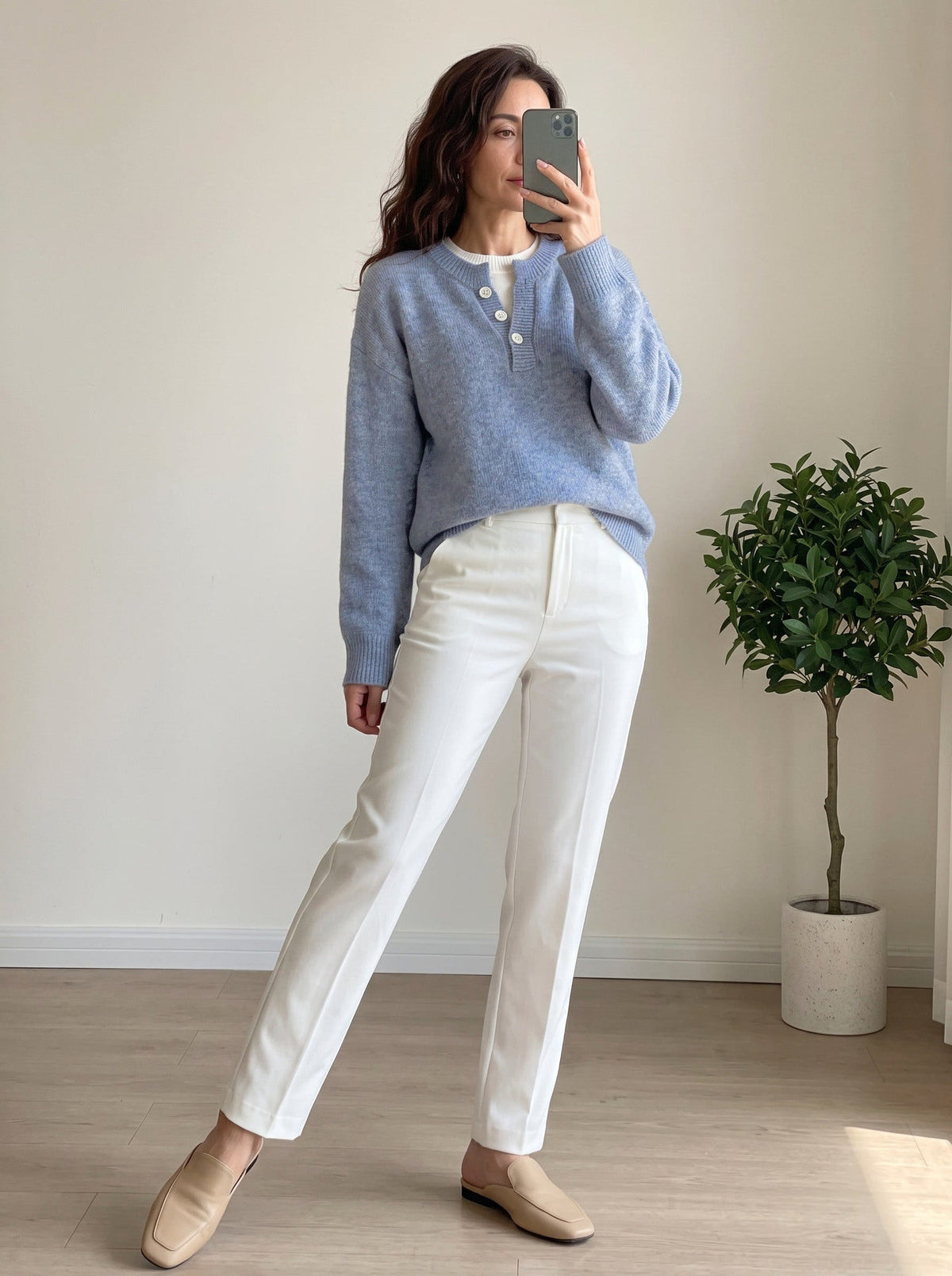 Nahaufnahme des Reißverschlusses und Strickmusters am Pullover