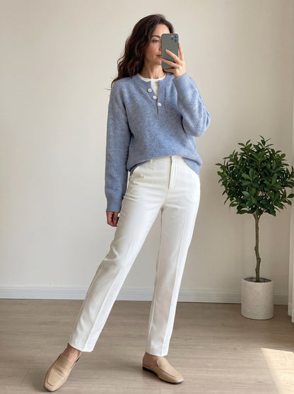 Nahaufnahme des Reißverschlusses und Strickmusters am Pullover