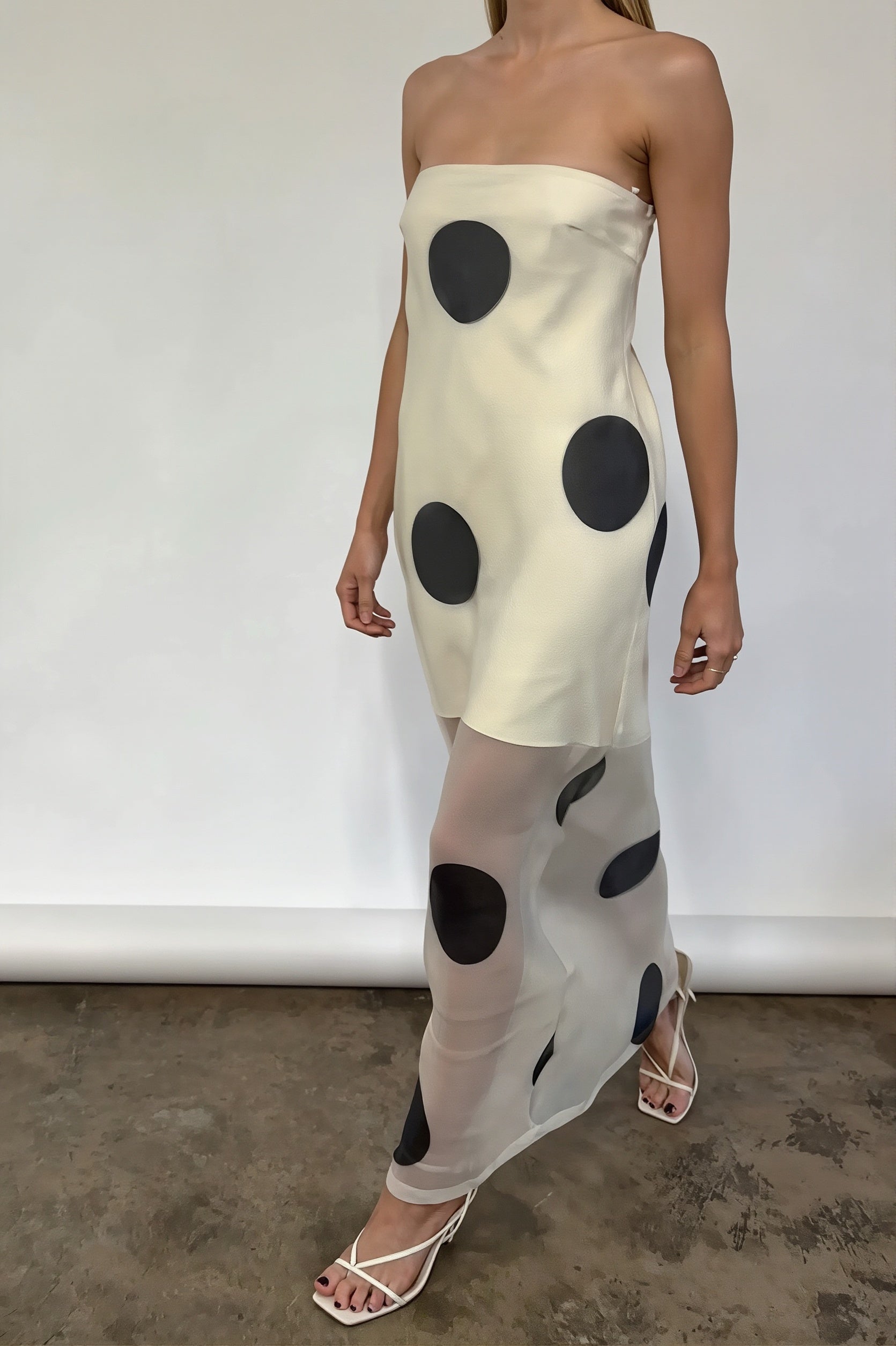 Seitenansicht des eleganten Maxikleids mit Polka-Dot-Muster